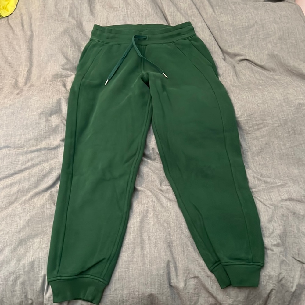 Lululemon scuba jogger in Everglade Green